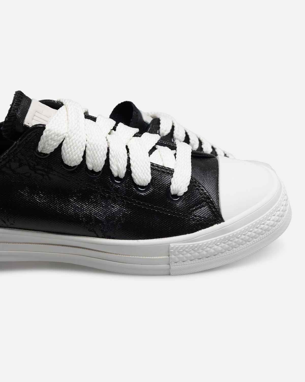 Low-Cut Canvas Lifestyle Shoes - Black/Vintage White