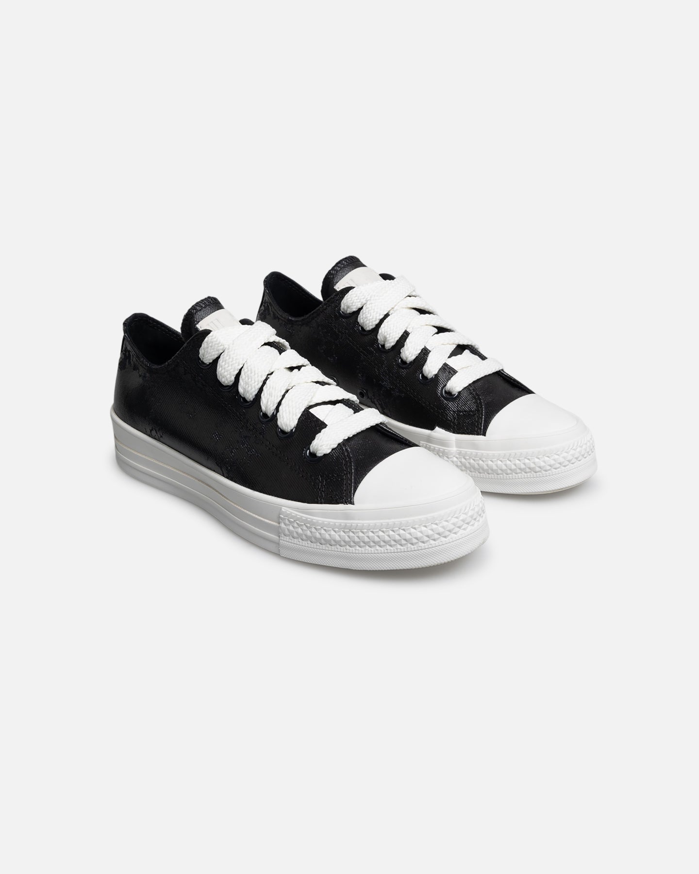 Low-Cut Canvas Lifestyle Shoes - Black/Vintage White