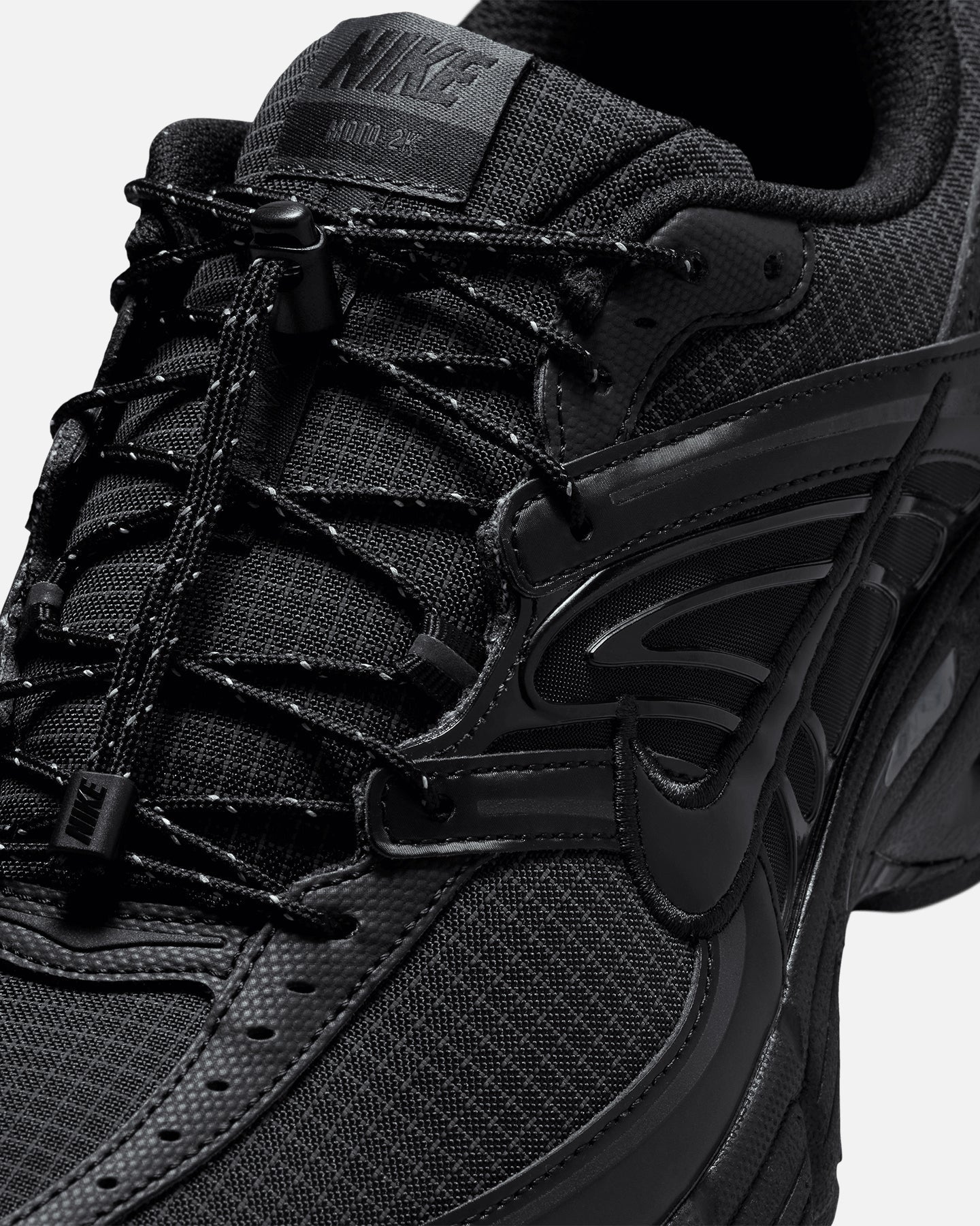 Black Low-Cut Athletic Sneakers with Cushioning