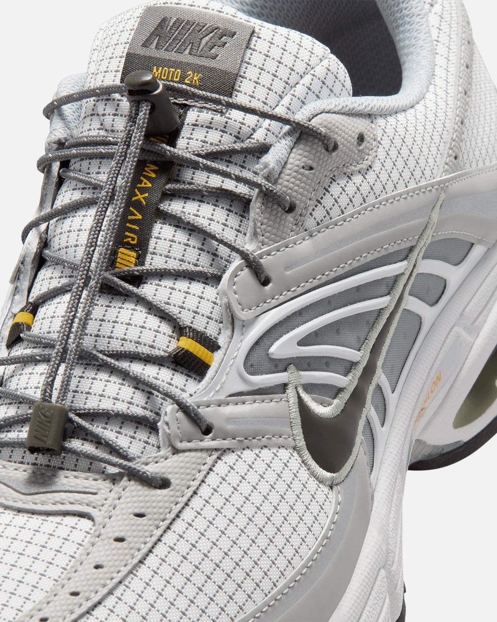Men's Low-Cut Athletic Shoes with Visible Air Cushioning
