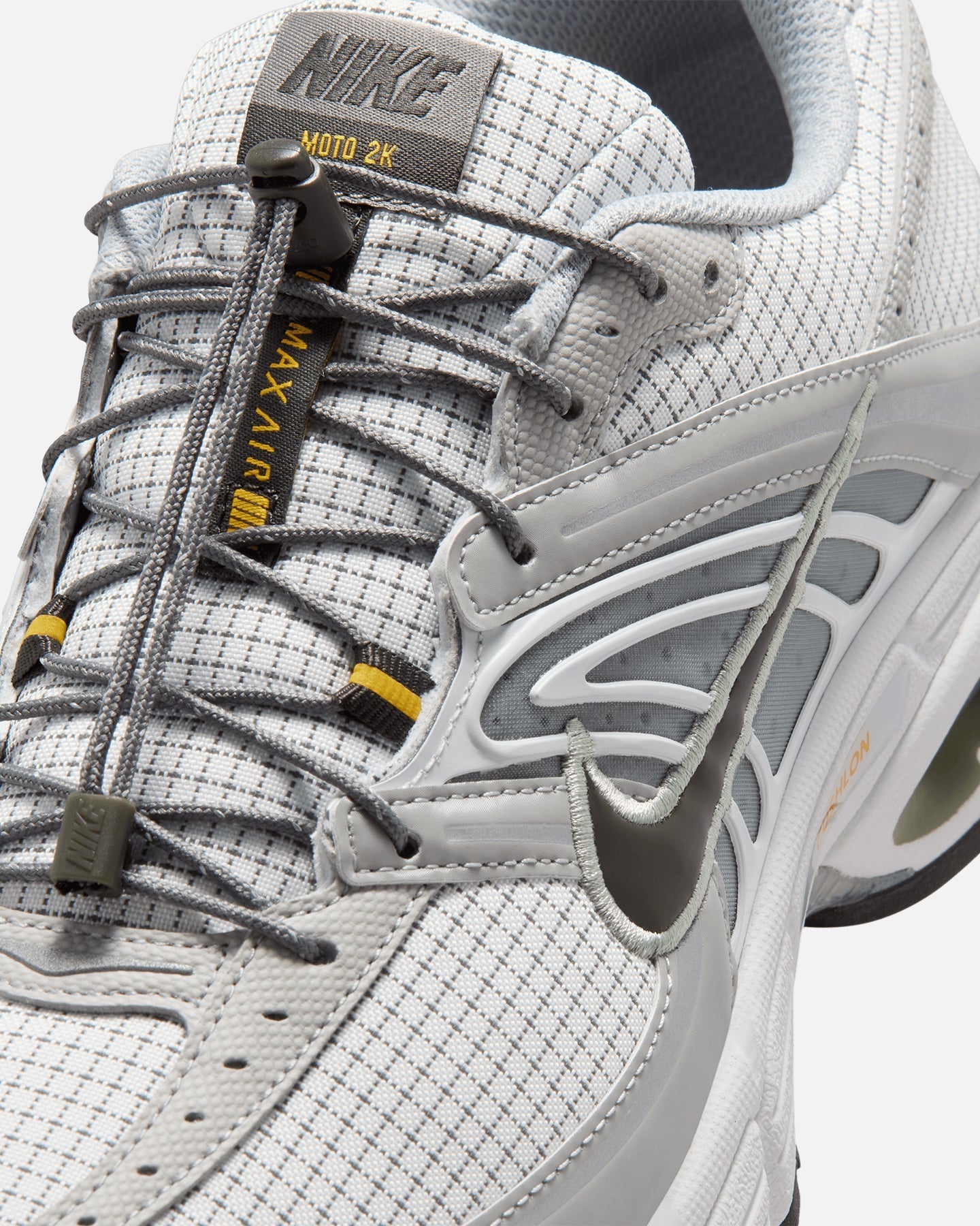 Men's Low-Cut Athletic Shoes with Visible Air Cushioning